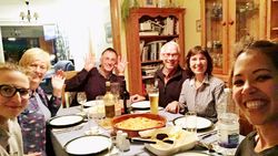 Die Praktikantinnen Yvonne (links) und Josi (rechts) mit ihren Gastgebern Fiona und Jonathan Brook (2. und 3. von links) sowie dem in den Herbstferien dort weilenden Chorleiterehepaar Sven und Kyra Rundfeldt, die mit den Brooks befreundet sind. Foto: privat