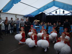 Die Feuerwehrkapelle Slawno samt Majoretten-Tanzgruppe zeigte 2017 im Festzelt beim Erntefest in Möllenbeck ihr Können. Foto: dil