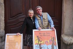 Die Regisseurin Karin Kaper (links), Trägerin des Kulturpreises Schlesien des Landes Niedersachsen, wird in Rinteln  über ihre Erfahrungen bei der Entstehung des Films "Wir sind Juden in Breslau" sprechen, den sie gemeinsam mit ihrem Lebenspartner Dirk Szuszies konzipiert und umgesetzt hat, zu sprechen. Dieses Bild zeigt beide mit dem Filmplakat in Görlitz. Foto: pr