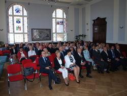 Im historischen Sitzungssaal des Slawnoer Rathauses lauschen Gastgeber und Gäste den Reden während der Sondersitzung des Rates für die Besucher aus den Partnerstädten. Foto: dil
