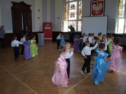 Eine Tanzgruppe von Grundschülern entführt die Gäste im Rathaussaal in die Welt des Wiener Opernballs. Foto: dil