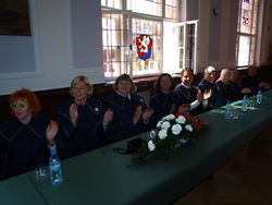 Ratsmitglieder aus Slawno verfolgen in der Sondersitzung die Reden, tänzerischen und musikalischen Darbietungen. Foto: dil