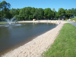 Bereits ein Hit für Familien mit Kindern: der neu angelegte Badesee mit Sandstrand ganz nah am Zentrum von Slawno. Foto: dil