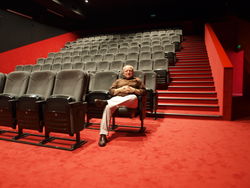 Der neue Kinosaal in Slawno: Dietrich Lange testet hier schon mal die komfortablen Kinosessel. Foto: pr