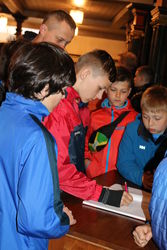 Die Jugendlichen aus Slawno tragen sich ins Gäastebuch der Stadt Rinteln ein. Foto: pr