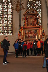 Die Fußballer aus Slawno besuchen die Rintelner Stadtkirche St. Nikolai. Foto: pr