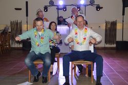 Slawnos Bürgermeister Dr. Krzysztof Frankestein (rechts) und seine Frau Anna (hinten links)  lernen von den "Aloha Boys" das Rudern nach Sansibar. Foto: pr