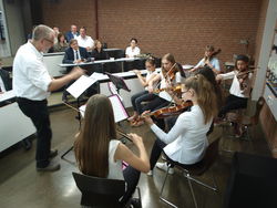 Das Ensemble "Musici Ernesti" unter Leitung von Martin Requardt (links) stimmt die Gäste beschwingt auf das überwiegend ernste Thema der Landestagung ein. Foto: dil