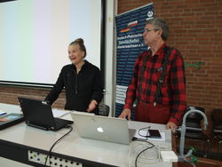 Filmautorin Karin Kaper (links) und ihr Partner Dirk Szuszies zeigen Ausschnitte aus dem ergreifenden preisgekrönten Film "Wir sind Juden in Breslau". Foto: dil