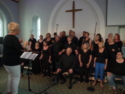 Der Lakes Gospelchoir aus Kendal und Bowness unter Leitung von Fiona Brooke (links) kommt im Oktober für drei Konzerte nach Rinteln. Foto: dil