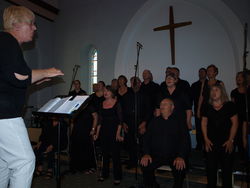 Der Lakes Gospelchoir aus Kendal und Bowness unter Leitung von Fiona Brooke (links) kommt im Oktober für drei Konzerte nach Rinteln. Foto: dil