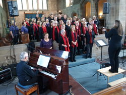 Sven Rundfeldt aus Rinteln am Piano, Dirigentin Vicky aus Kendal auf dem Pult: Der Lakes Gospel Choir und der Gospelchor "Gospelicious" aus Rinteln in der anglikanischen Kirche St. George in Kendal. Foto: Lange