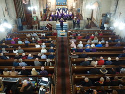 Volles Haus in der anglikanischen Kirche St. George in Kendal beim gemeinsamen Konzert: Hier ist gerade der Lakes Gospel Choir auf der Bühne. Foto: Lange