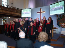 Auftritt unter Rinteln-Bildern: Der Chor "Gospelicious" in der Methodisten-Kirche am Kendaler Strickland Gate beim Gottesdienst mit der Gemeinde der United Reformed Church. Foto: Lange