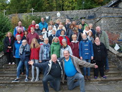 Die Rintelner Besuchergruppe in Kendal auf der Außentreppoe des Old Brewery Arts Centre beim Gruppenfoto. Foto: pr