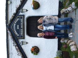 Vor dem höchstgelegen Gasthaus Englands und gleichzeitig dem ältesten im Lake District auf dem Kirkstone Pas: Drei Rintelnerinnen posieren an der Eingangstür. Foto: Lange  