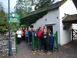 Zum Abschluss des Tagesasuflugs in den Lake District decken sich die Rintelner in Grasmere mit Ingwer-Lebkuchen (Gingerbread) aus einer museumsartigen Bäckerei ein. Foto: Lange