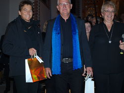 Chorleiterin Fiona Brook (rechts) dankt den Leitern des CVJM-Posaunenchors, Anke Kaspary-Gniesmer (links) und Siegbert mit Geschenken für deren musikalische Unterstützung. Foto: Lange  