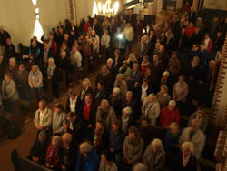 Volles Haus in der großen St.-Agnes-Kirche Steinbergen: Mehr als 160 Besucher lauschen den fast 90 Musizierenden und Sängern. Foto: Lange