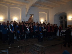 Beeindruckendes Schlussbild im Kloster Möllenbeck: Der MGV Polyhymnia Möllenbeck (von links), der Lakes Gospel Choir und der Gospelchor „Joyful Voices“ aus Deckbergen singen verschiedene Versionen des Welthits „Amazing Grace“. Foto: Lange