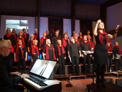 Animieren das Publikum im Johannis-Kirchzentrum zum Mitsingen: Kyra Rundfeldt und der Chor „Gospellicious“ aus der Rintelner Nordstadt. Foto: Lange