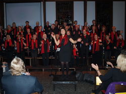 Animieren das Publikum im Johannis-Kirchzentrum zum Mitsingen: Kyra Rundfeldt und der Chor „Gospellicious“ aus der Rintelner Nordstadt. Foto: Lange