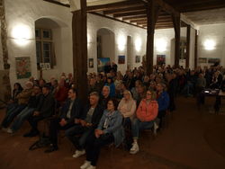 Dankbares Publikum: Im Winterrefektorium des Klosters Möllenbeck sind mehr als 200 Plätze besetzt. Foto: Lange