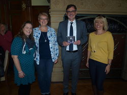 Eine CD als Geschenk nicht nur das gute Wetter: Bürgermeister Thomas Priemer beim Empfang im Rathaus mit den die Dirigentinnen aus England Fiona Brook, Diane France und Vicky Noble. Foto: Lange