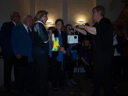 Kleine Geschenke für eine gelungenes gemeinsames Konzert: Fiona Brook (rechts) dankt hier Nataly Olthoff vom MGV Polyhymnia Möllenbeck. Foto: Lange