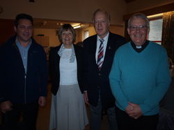 Verfügt bereits über gute Kontakte nach Rinteln: Diane Innes, neue Vorsitzende im Partnerschaftskomitee von Kendal (2. v. l.) mit Ken Jamieson (links) und dem Priester der kath. Kirchengemeinde in Kendal sowie Franz-Josef Stöckl (2. v. r.), Vorsitzender der Vereinigten Chöre Rinteln, 2018 in Kendal. Foto: Lange