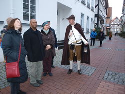 Als Türmer führt der Rintelner Ulrich Corcilius (zweiter Vorsitzender im Rintelner Verein für Städtepartnerschaften, rechts) die Kendaler durch Hamelns Altstadt zur Münsterkirche und auf deren Türme. Foto: dil