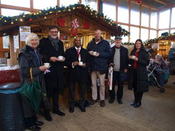 Tea time am Stand der Kendaler Behindertenbetreuung WOSP beim Weihnachtsmarkt der Lebenshilfe: Die Bürgermeister Thomas Priemer und Guy Tirvengadum genießen mit Gästen das Heißgetränk. Foto: dil