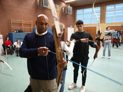 Experte für Bogenschießen: Kendals Bürgermeister Guy Tirvengadum trainiert bei der Bogensparte des TSV Todenmann mit und will Kontakt der Kendaler Bogenschützen nach Todenmann vermitteln. Foto: dil