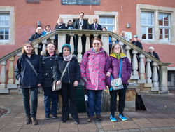 Zum Abschied ein Gruppenbild auf der Treppe zum Rintelner Museum: die Delegation aus Kendal mit Bürgermeister Thomas Priemer, Stadtführerin Ursula Mücke, einigen Gastgebern und der WOSP-Gruppe (vorn). Foto: dil