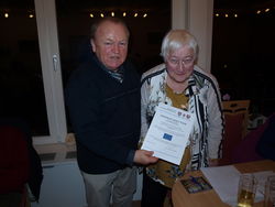 Vorsitzender Dietrich Lange (links) überreicht Hannelore Bock die Ehrenurkunde für 25 Jahre Mitgliedschaft. Foto: pr