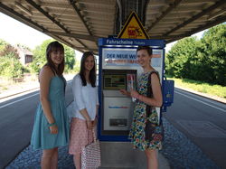 Beim Kauf des Niedersachsentickets am Bahnhof: Zarah Dixon, Caitlin Law und Mary Ormerod.